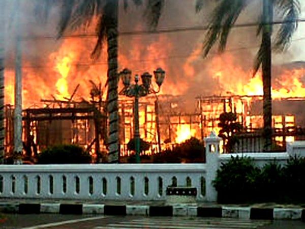 Rumah Bupati Kobar Dibakar Massa