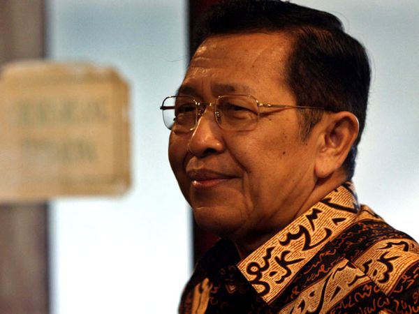 Vonis Hari Sabarno Ditunda