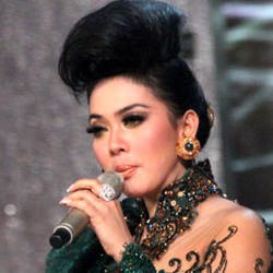 2012 Syahrini Usung Tema Baru 