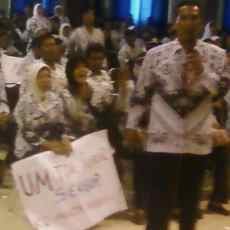 Ratusan Guru Protes Rektorat Universitas Negeri Malang