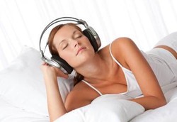 Awas, Dengar Musik Pakai Headset Bisa Merusak Telinga