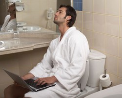 Suami Pilih Ngumpet di Kamar Mandi Saat Istri Ngomel