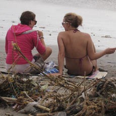 Jelang Tahun Baru, Pantai Kuta Dipenuhi Sampah Kiriman