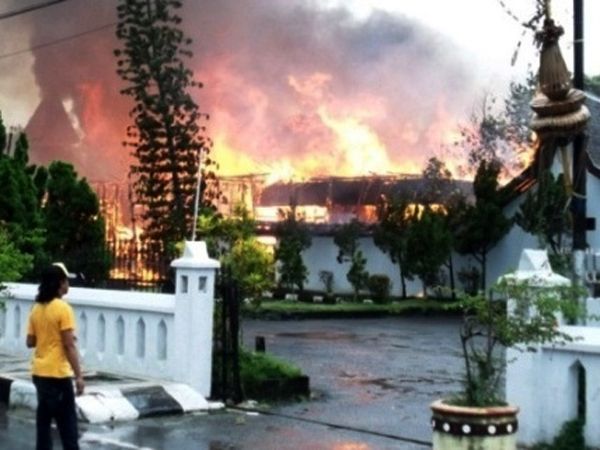 Rumah Jabatan Bupati Kobar Dibakar