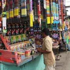 Penjual Petasan Dadakan Muncul Jelang Tahun Baru