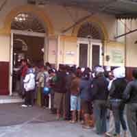 Berebut Tiket Tujuan Jakarta, Antrean Panjang di Stasiun Kediri
