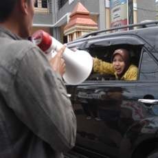 Mobil Dipukuli, Ketua DPRD Situbondo Umpat Pengunjuk Rasa