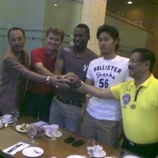 Ikut Latihan, Miki-Moses Disambut Bobotoh di Stadion Siliwangi