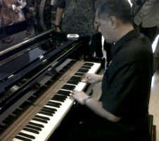 Bak David Foster, Gita Wirjawan Pamer Kepiawaian Main Piano