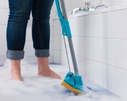 Bersihkan Lantai Kamar Mandi yang Kusam dengan Cuka