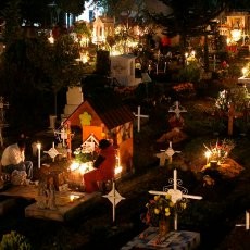 Tahun Baru Unik, Mulai Bengong di Kuburan Sampai Celana Dalam Berwarna