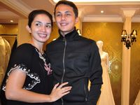 Ussy Sulistiawaty Fitting Baju Pengantin