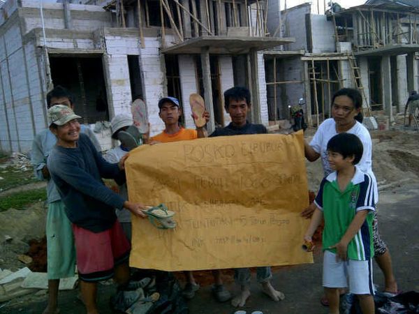 Dari Jenderal hingga Kuli Sumbang Sandal untuk Kapolri