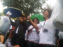 Foke & Mari Elka Punguti Sampah di Pantai Ancol