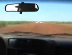 Gagalkan Penyelundupan, Polisi Tabrakkan SUV ke Pesawat