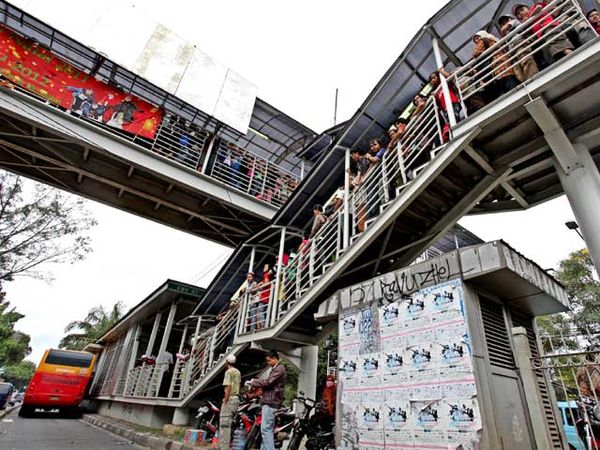 Armada TransJ Minim, Penumpang Mengular