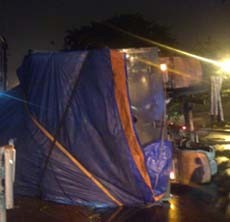 Akan Berbelok, Truk Terguling di Depan LP3I Manyar