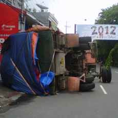9 Jam Terguling, Truk Muat Jelly di Depan LP3i Belum Dievakuasi
