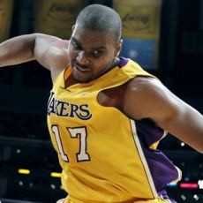 Bynum Motori Kemenangan Lakers atas Nuggets