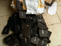 Seniman Ayu Laksmi Kirim Sandal Khusus untuk Kapolri