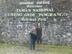 dinginnya air terjun cibeureum bikin badan mati rasa!!