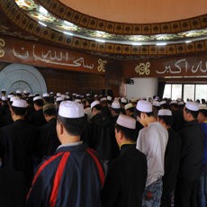 Ratusan Warga Muslim China Bentrok dengan Polisi