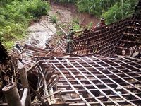 Bukit Menoreh Longsor 5 Rumah Roboh