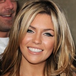 Wow, Istri Peter Crouch Striptease di Depan Kamera