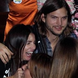 Ashton Kutcher Makin Mesra dengan Kembaran Demi Moore