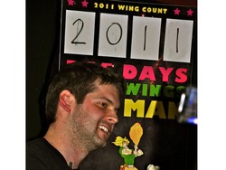 Pria Ini Makan 2011 Chicken Wings Selama Tahun 2011!