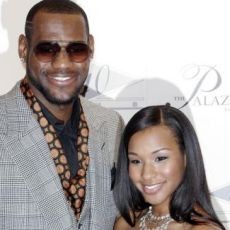 Sambil Berlutut LeBron James Lamar Kekasihnya