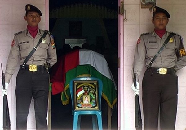 Isak Tangis Iringi Pemakaman Briptu Prayoga