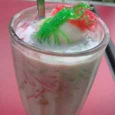 Minuman Es Faludha Cocok Isi Liburan Keluarga