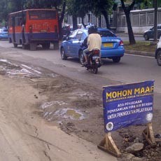 Awas! Bekas Galian Saluran Air di Jalan Sudirman Makan Korban
