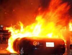 Puluhan Mobil di LA Dibakar Orang Tak Dikenal