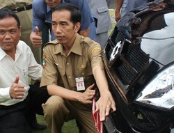 Siapa Menyusul Jokowi Pakai Esemka?