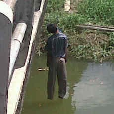 Penjual Buah Keliling Gantung Diri di Bawah Jembatan