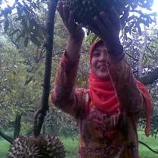 Nikmatnya Menyantap Durian Langsung dari Pohonnya