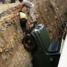 Jeep Masuk Galian Irigasi Sedalam 4 Meter, Pengemudi Selamat