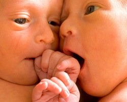 Wow! 2 Ibu Lahirkan Anak Kembar Berbeda Tahun