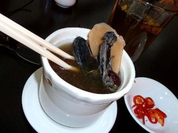 Ayam Kukus Jahe dan Sup Ayam Hitam a la Samsui