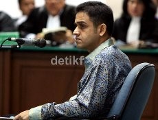 Mata Terpejam & Dipapah, Nazaruddin Tinggalkan Pengadilan Tipikor