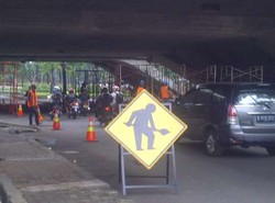 Hati-hati! Ada Pekerjaan Wrap Carbon di Kolong Jembatan Semanggi