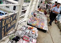 Tak Ada Lapak Berjualan, Jembatanpun Jadi