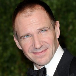 Gantikan M, Voldemort Jadi Bos James Bond di Skyfall