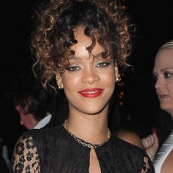 Rihanna Pamer Anting di Payudara
