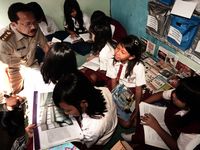 Foke Resmikan Taman Bacaan
