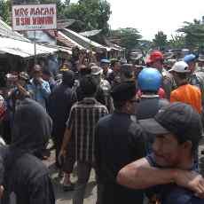 Dihadang Massa, Satpol PP Situbondo Batal Bongkar Warung Remang