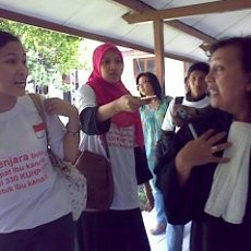 Pendukung Terdakwa Ibu Culik Anak Kandung Serbu Jaksa