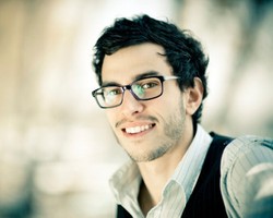 75% Wanita Anggap Pria Berkacamata Lebih Seksi